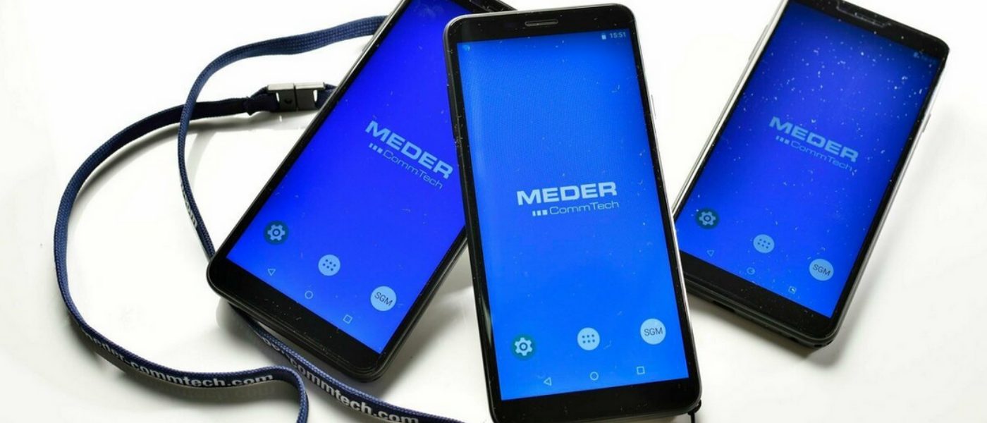 3 Smartphones (SmartGuides2) auf weißen Hintergrund